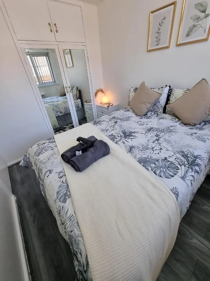 Centrally Located W/ Free Parking & Smart Tv Leeds