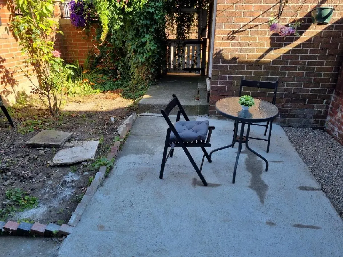 Apartment Centrally Located W/ Free Parking & Smart Tv Leeds