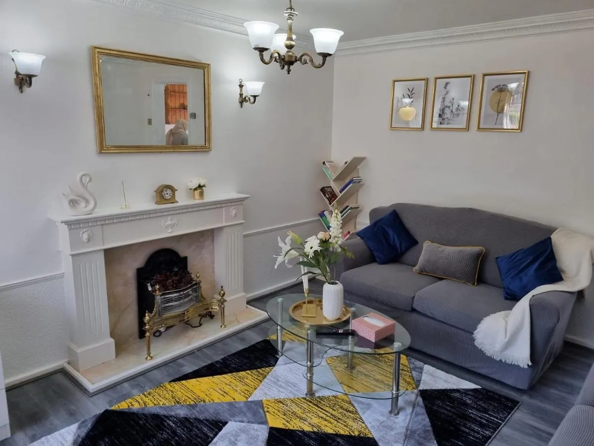 Centrally Located W/ Free Parking & Smart Tv Leeds